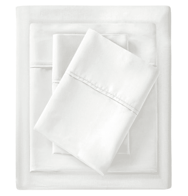 a photo of a white sheet set