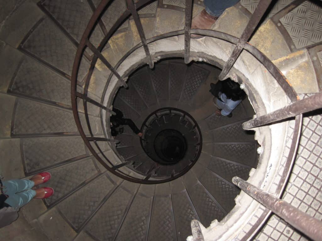 A photo of the spiral staircase in the Arc de Triomphe