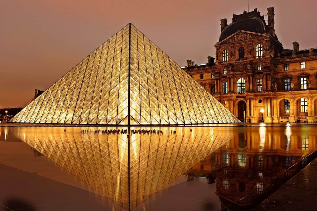 a photo of the Louvre at night